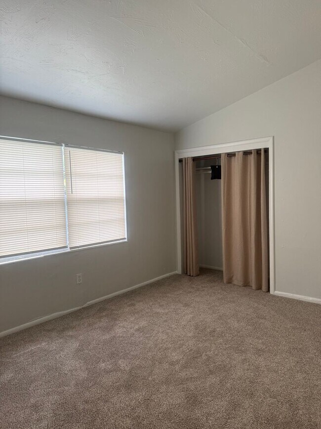 Building Photo - 3 bedroom 1 bath
