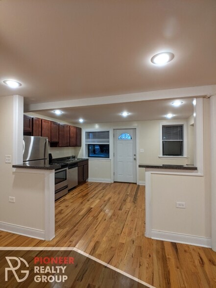 Building Photo - 1129 W Oakdale Ave