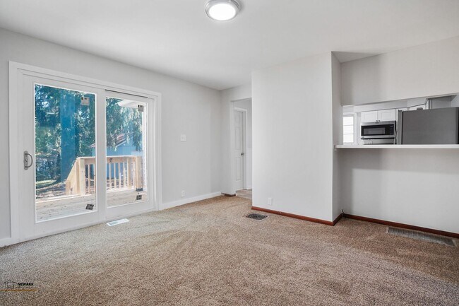 Building Photo - Spacious 3 Bed, 2 Bath in Newark - Move-In...