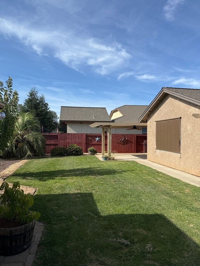 Building Photo - 3-bedroom, 2-bathroom home located in the ...