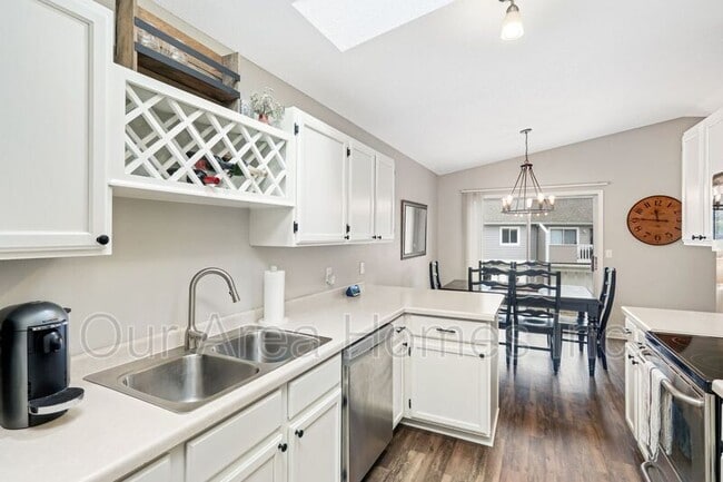 Building Photo - 5635 Sanibel Dr