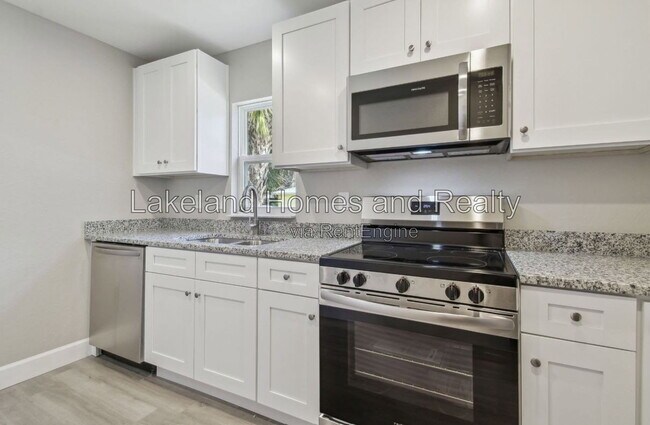 Building Photo - 629 W 7th St