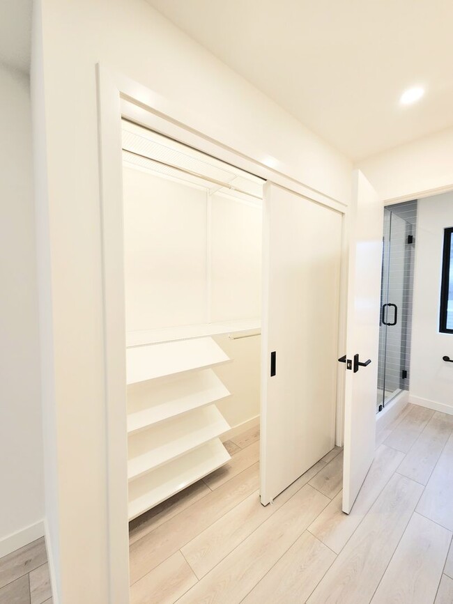 Building Photo - Meticulously renovated 2 bedroom duplex home in central San Mateo