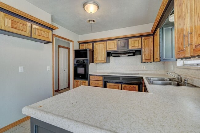 Building Photo - Nice 4 Bed 1.5 Baths Located near Tinker Diagonal