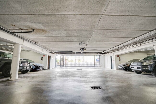 Building Photo - 832 13th St