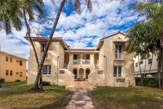 Building Photo - 902 Salzedo St