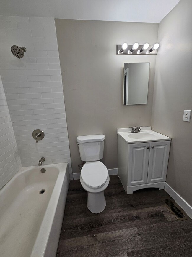 Building Photo - Updated 4 Bed Home with Large Yard