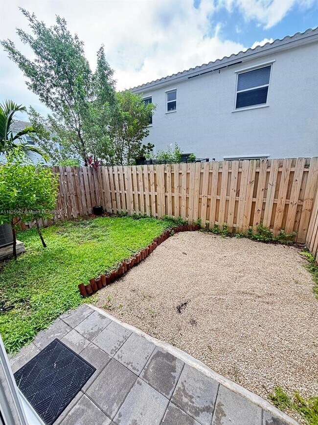 Building Photo - 2684 SE 11th Ct