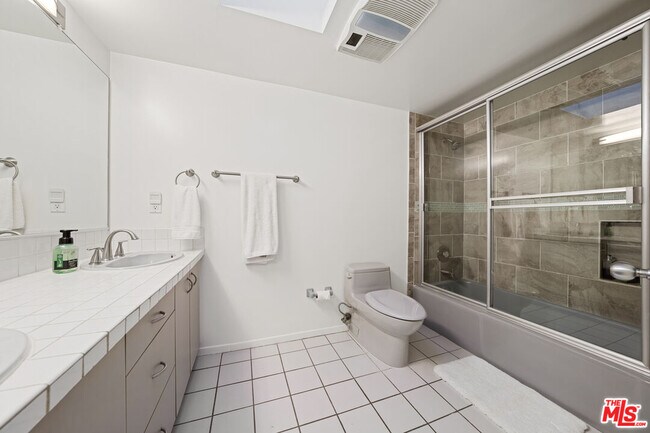 Building Photo - 1010 California Ave