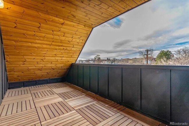 Building Photo - Contemporary Townhome in an Exceptional Su...