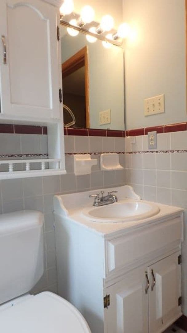 Building Photo - Wonderful 3 Bed 1 Bath House w/ Bonus Room!