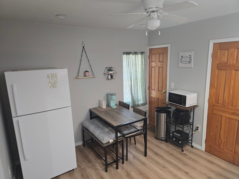 Eat in kitchen with dining set - 510 North St