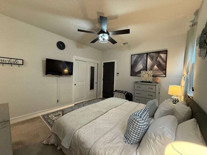 Building Photo - 731 Hydrangea Dr