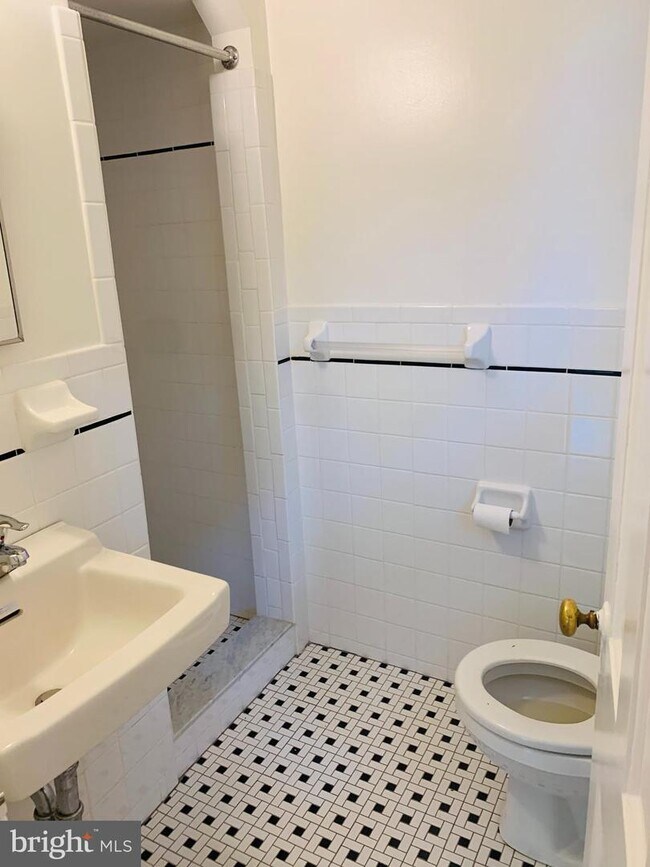 Building Photo - 5203 Saratoga Ave