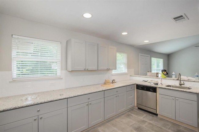 Building Photo - 5915 Ludington Dr