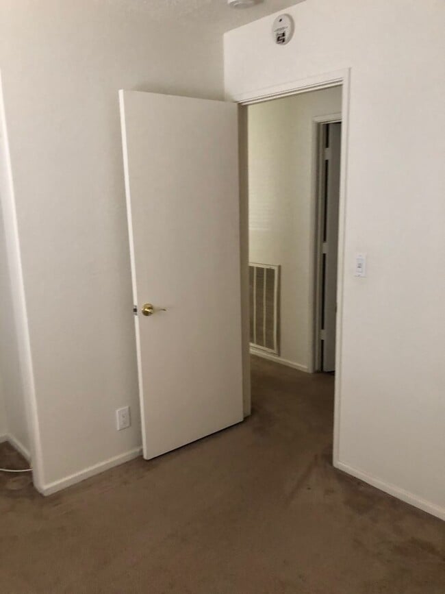 Building Photo - 3 BEDROOM APPLE VALLEY HOME
