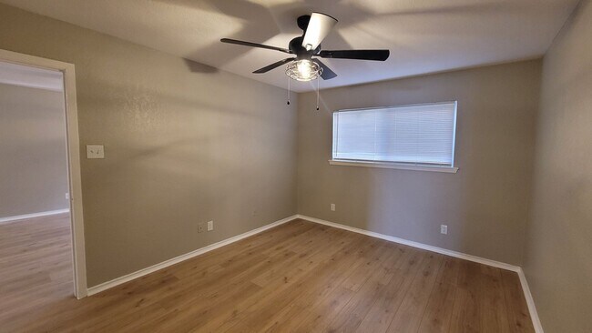 Building Photo - MOVE IN SPECIAL $500 OFF THE FIRST MONTH RENT-Spacious 1 Bedroom Apartment in Balcones Heights
