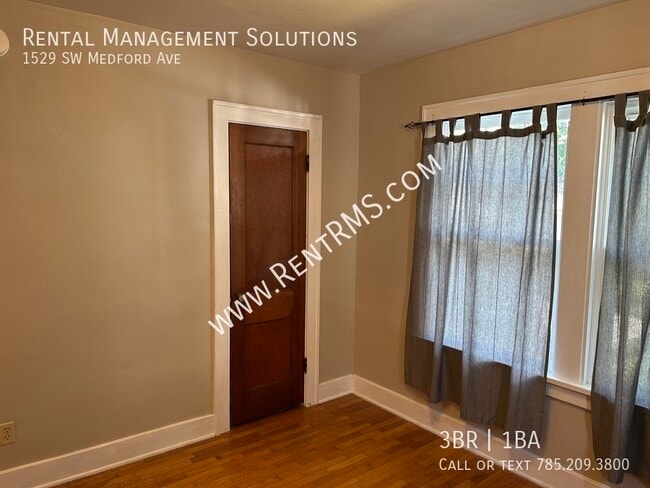 Building Photo - 1529 SW Medford Ave