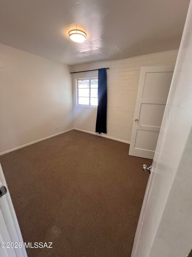Building Photo - 2743 S Norton Vista