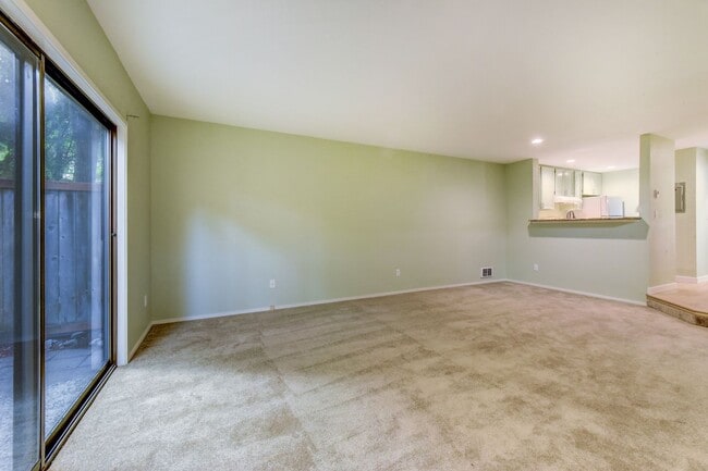 Building Photo - Renovated Townhome