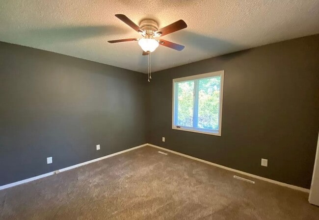 Building Photo - Lovely 3 bedroom, 2 bathroom house for ren...