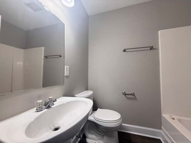 Building Photo - 480 W 4th St