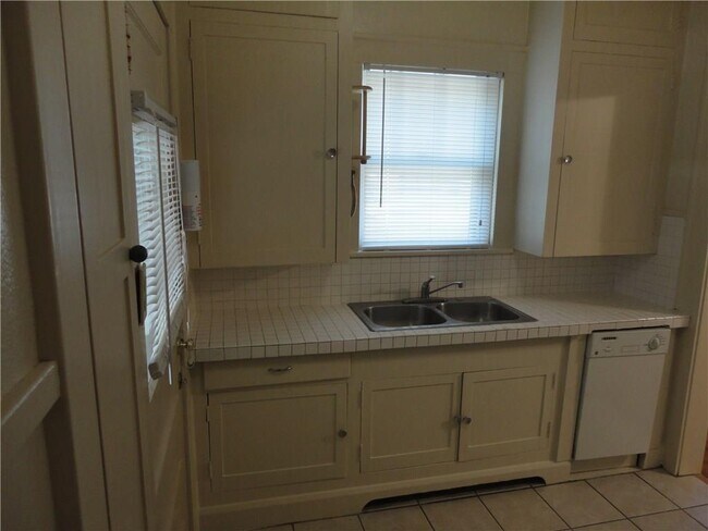 Building Photo - 707 Graham Pl