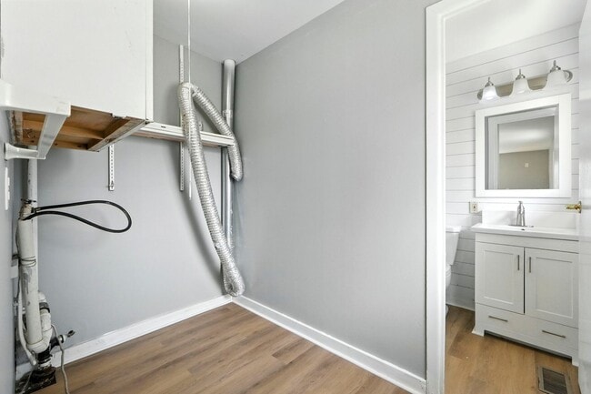 Building Photo - 3 bedroom home! **Move in special**