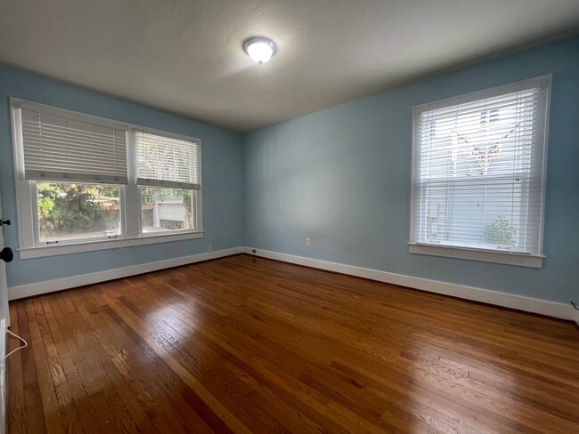 Building Photo - 4 BR Home only 2 blocks from Lake Eola Par...