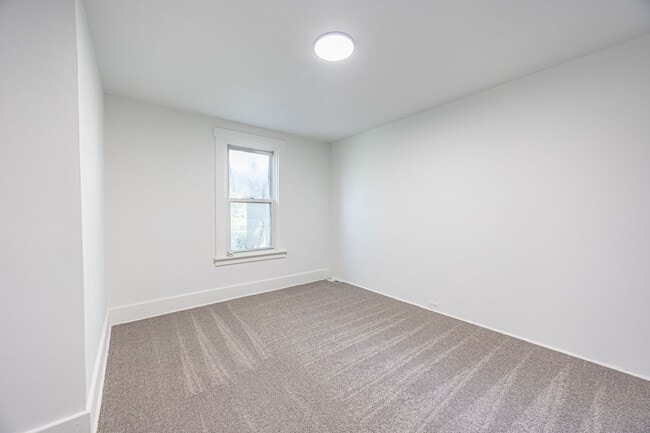Building Photo - Newly Renovated 5 Bd/2 Bath Home in New Kensington