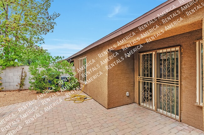 Building Photo - 2042 E Calle Arroyo Lindo