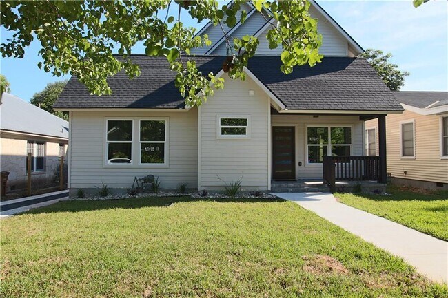 Building Photo - 705 Harris Ave