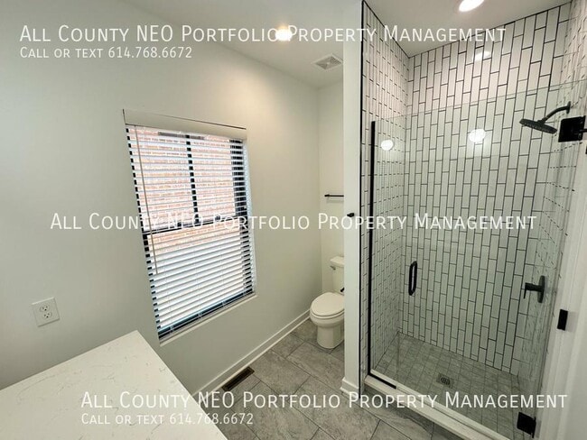 Building Photo - 1053 Oak St