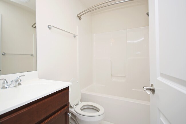 Building Photo - Spacious End-Unit Pantops Townhome