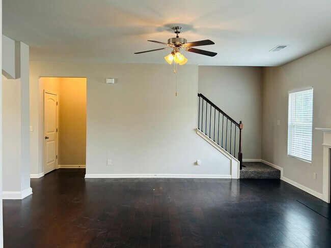 Building Photo - Beautiful 4 bedroom, 2.5 bathroom home In ...