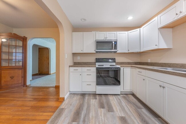 Building Photo - 1822 W Schantz Ave