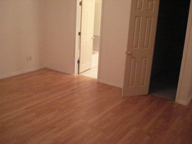 Building Photo - 413 Pinehurst drive