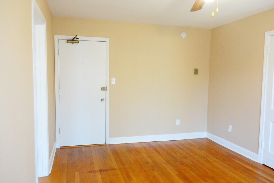 Building Photo - Beautifully Updated Apartments in a Quiet Garden-Style Building