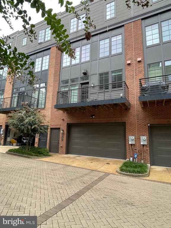 Building Photo - 3721 Chevy Chase Lake Dr