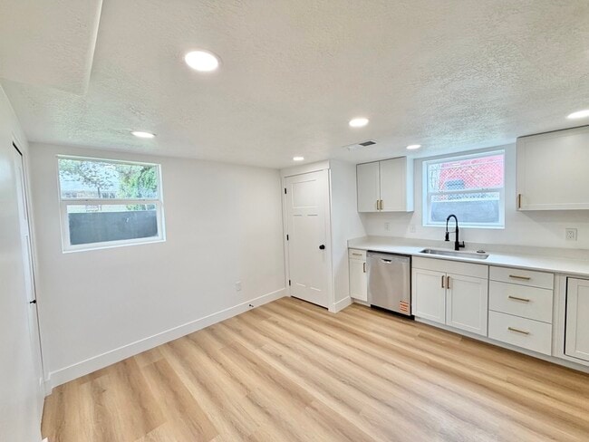 Building Photo - 651 N 800 W St