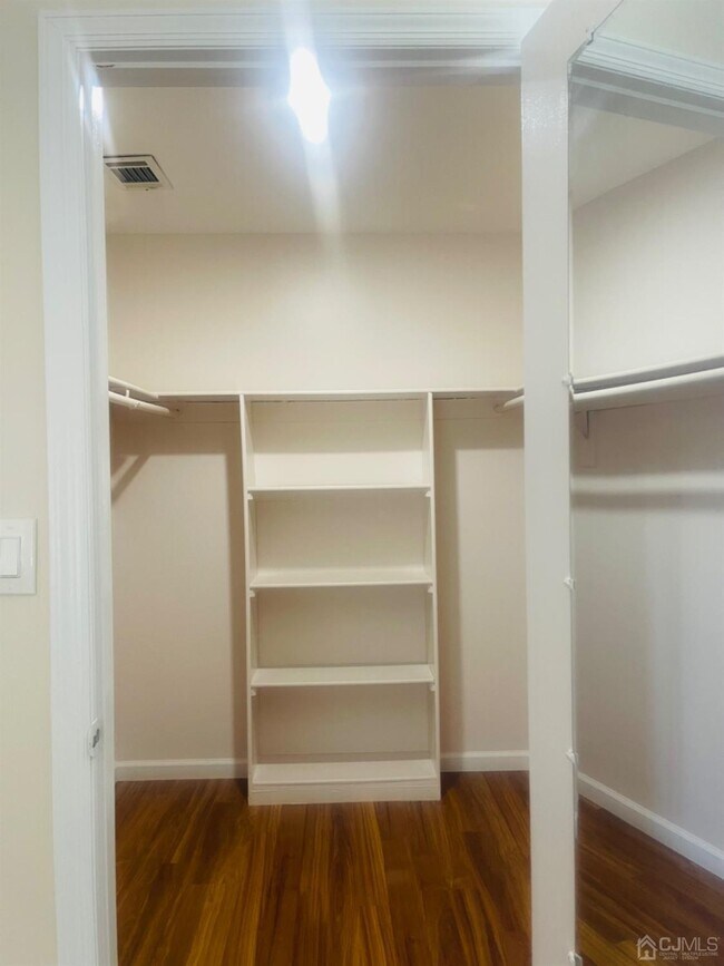 Building Photo - 611 Green Hollow Dr