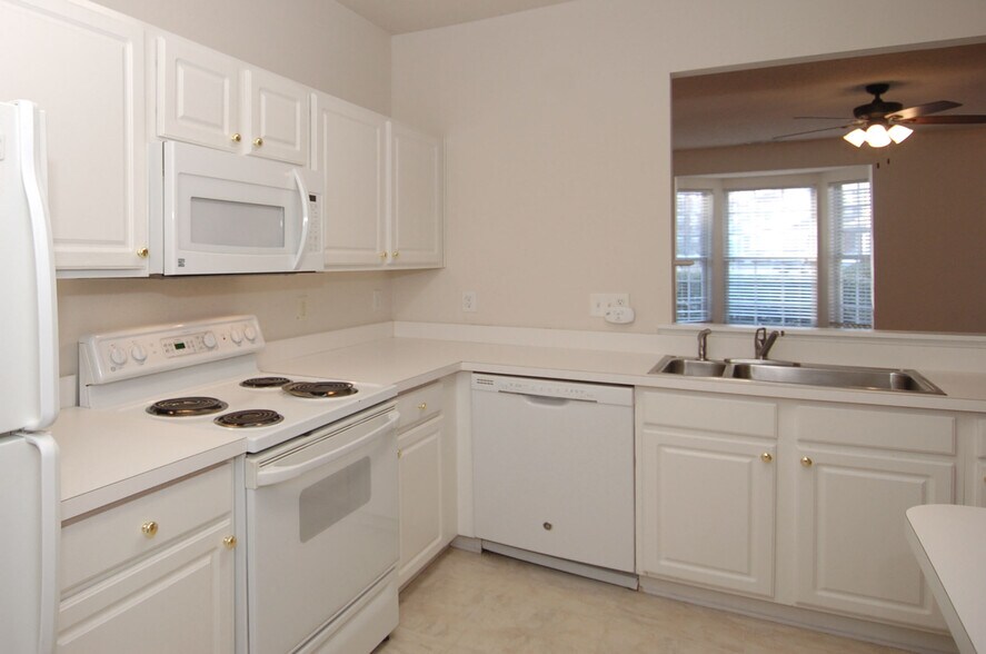 Building Photo - 221 Orchard Park Dr