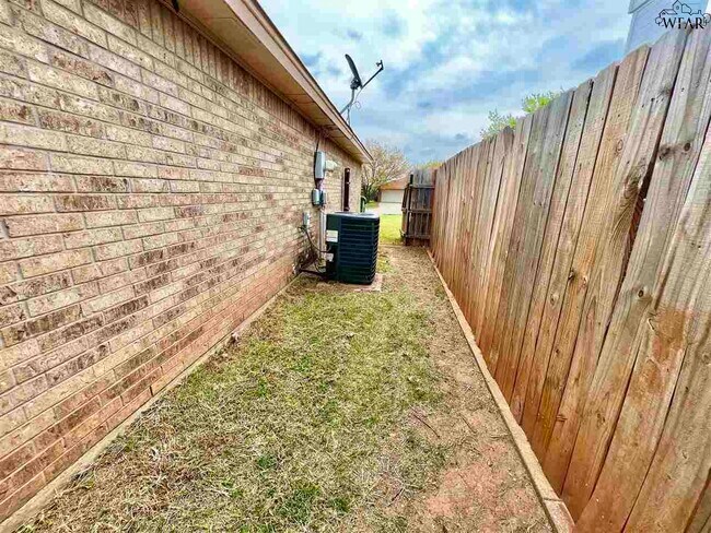 Building Photo - 5215 Northview Dr