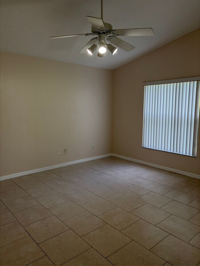 Building Photo - Spacious 3 Bd 2 Bth Home Available Now in Minneola!