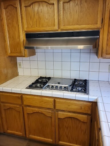 Kitchen 4-burner gas stove-top - 2040 Goldenrod Ln