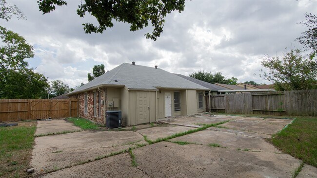 Building Photo - 9102 Benthos Dr