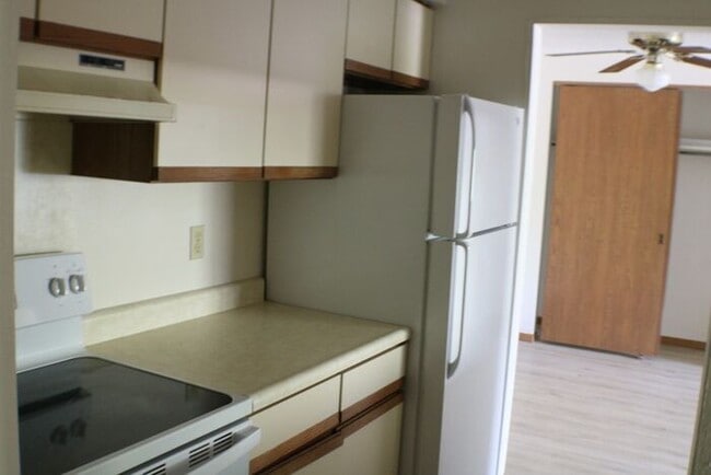 Building Photo - $950 | 2 Bedroom, 1 Bathroom Apartment | N...
