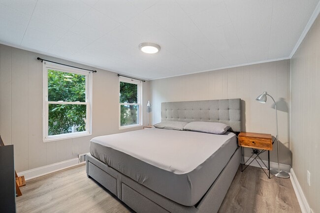 Building Photo - Tastefully updated  2-Bed, 1-Bath Gem in Troy Hill!