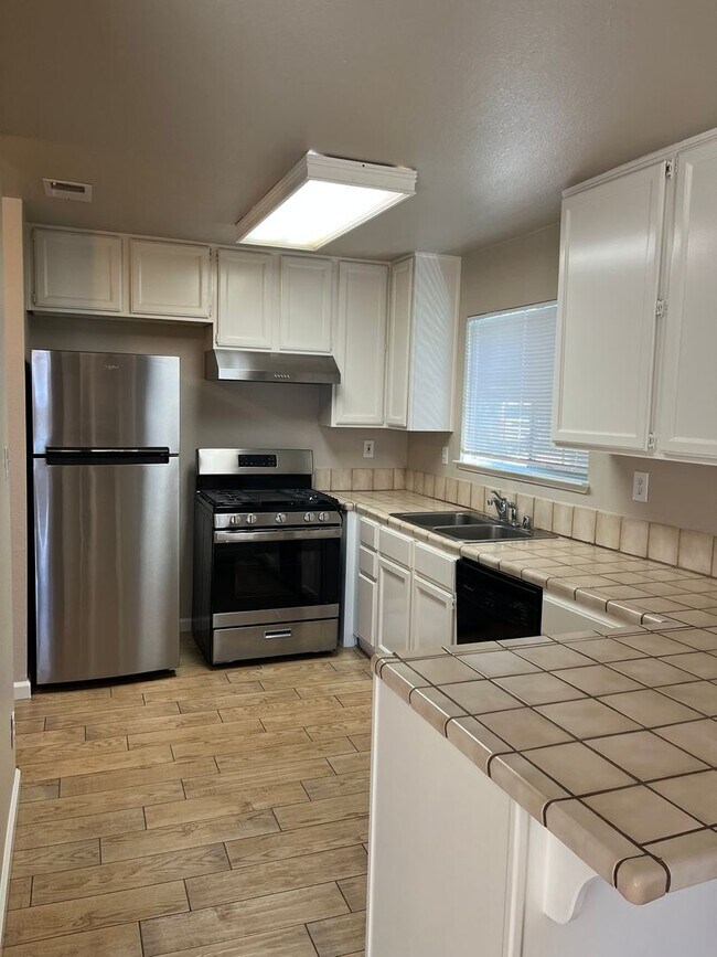 Building Photo - Available Now! Move-In Ready