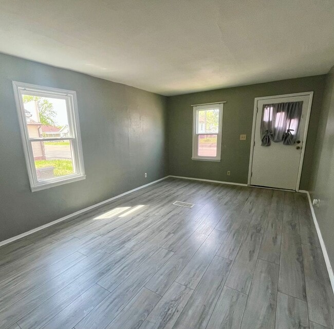 Building Photo - Three Bedroom house in Roxana